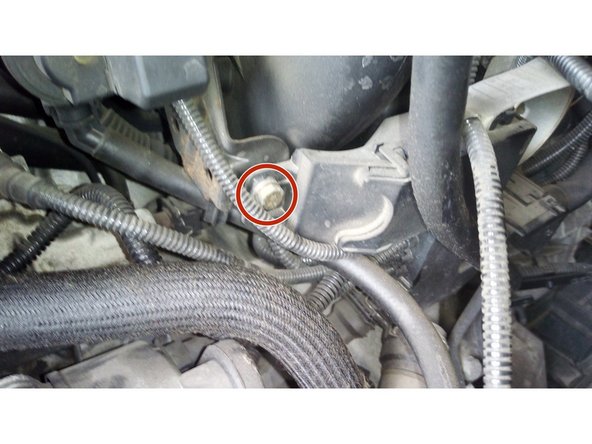 Dévisser les 3 boulons du faisceaux électrique