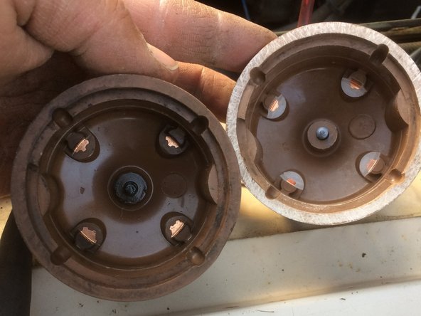 à gauche l'ancienne tête d'allumage et à droite la nouvelle tête d'allumage