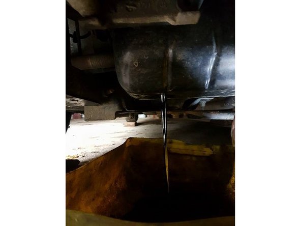 Ensuite ouvrir le bouchon de vidange (clé de 21) pour laisser s'écouler l'huile.