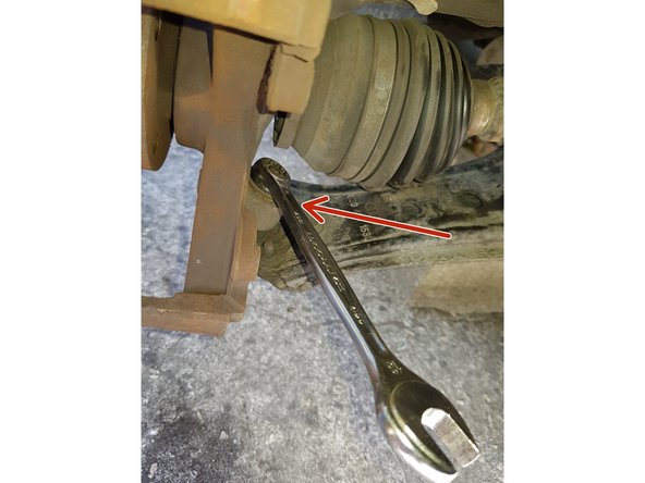 Avec une clé de 18mm retirez l'écrou de la rotule suspension.