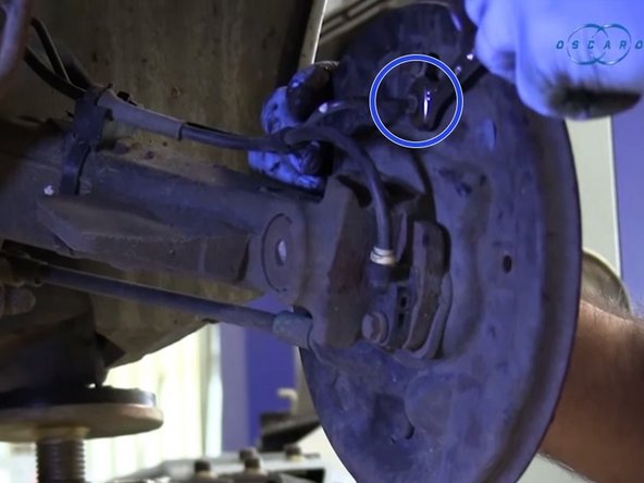 Débloquer le tuyau d'alimentation avec une clé de 11