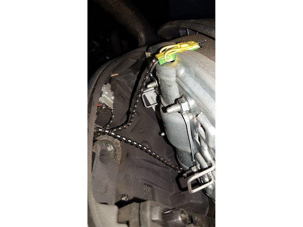 Déclipser les 2 connecteurs sur l'airbag.