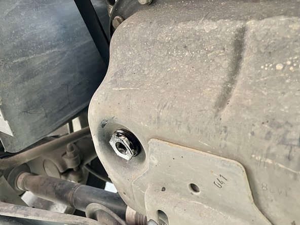 Une fois toute l'huile vidée, je revisse la vis de vidange avec un joint neuf et je sers sans forcer.