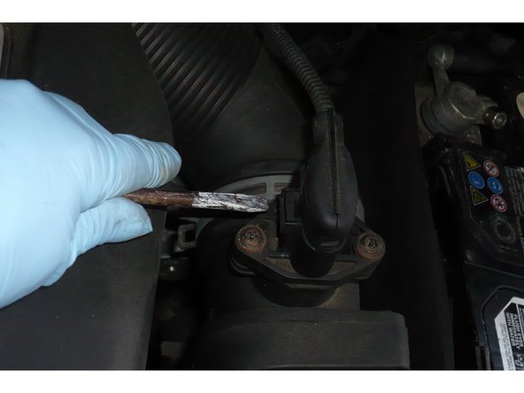 Enlevez la cosse du débitmètre en vous aidant du tournevis plat.