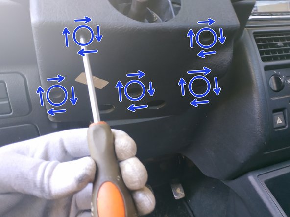 visser les 5 vis de maintien, tournevis cruciforme