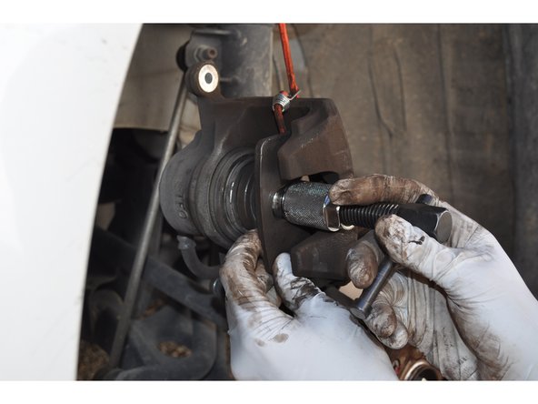 Utiliser un repousse piston pour pouvoir mettre l'étrier sur les nouvelles plaquettes de frein.