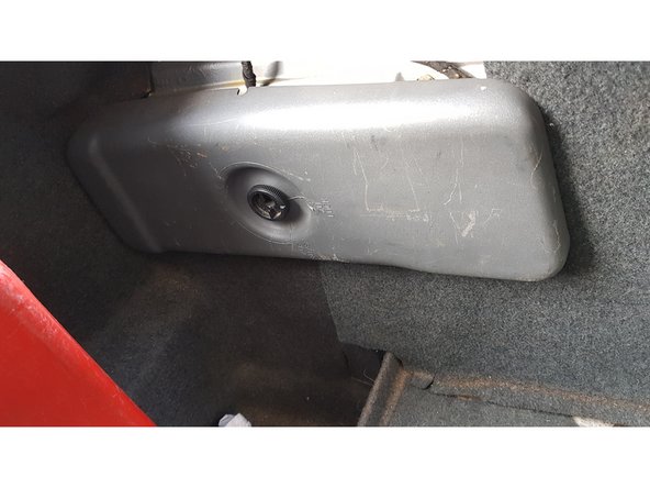 Dans le coffre, dévissez la vis pour pouvoir retirer le boîtier.