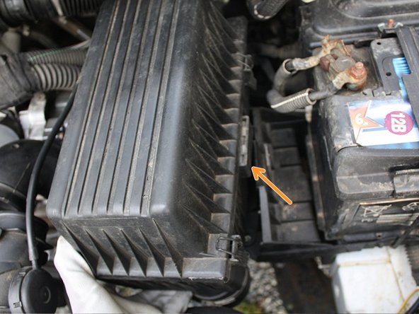 Lever la boite à air afin de l'extraire de ses ergots.