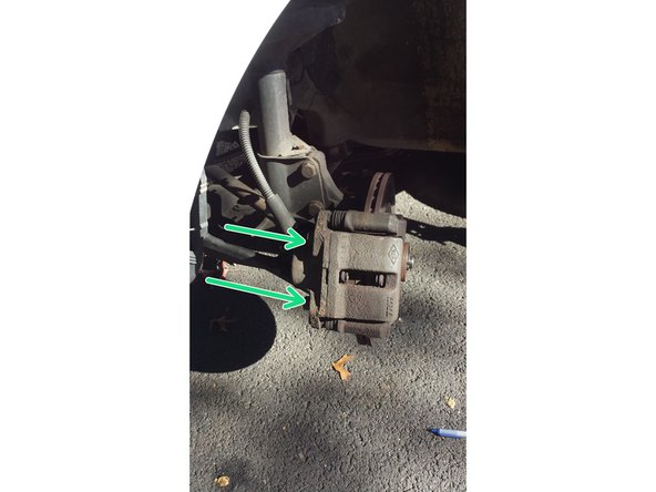 Pour enlever l'étrier, il faut dévisser les vis de fixation du support d'étrier qui se trouve derrière le disque.