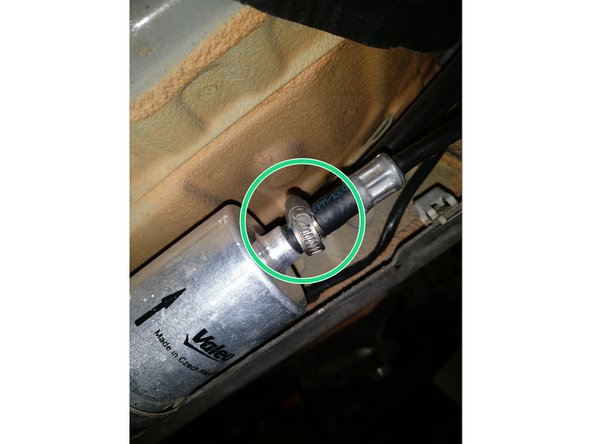 Localiser et dévisser à l'aide d'un tournevis plat, le collier de serrage situé au bout du filtre