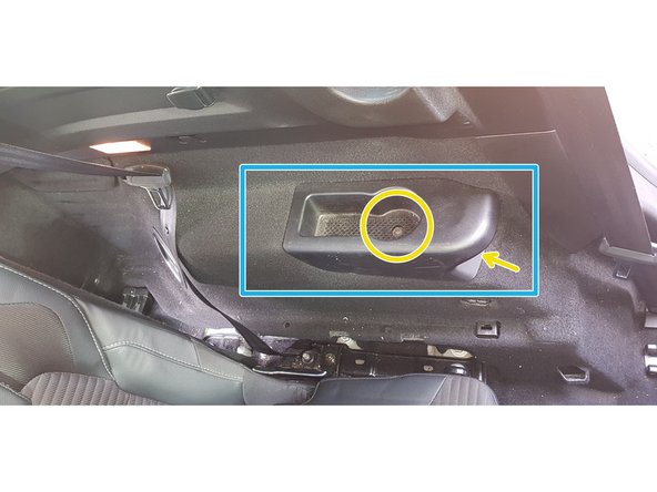 Dépose du porte gobelet, se fait part le retrait de 2 vis torx 20, puis en tirant sur le coté droit à l'horizontal.