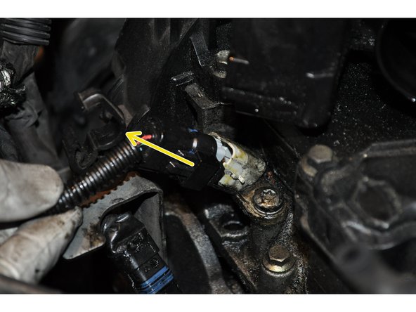 Déposer les 8 vis sur le dessus du cache culbuteurs avec une douille de 8 mm