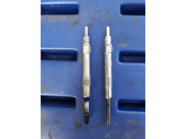 Revissez les bougies de la même manière. Vous insérez d'abord la bougie dans la douille avec le bout de ruban isolant sur le cote afin qu'elle ne tombe pas.