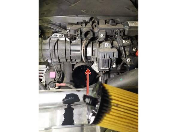 Replacer le filtre en veillant à bien le positionner dans le trou (voir flèche rouge)