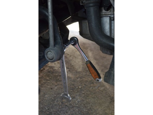 Bloquez la tête de la vis avec l'embout Torx T30 et dévissez l'écrou avec la clé de 16mm.