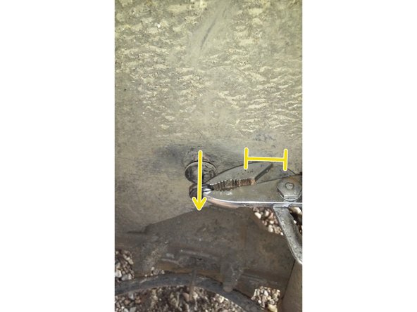 Avec la pince multiprise, mettre la pince en butée sur le pare boue et faire levier. Le clips va sortir tout seul.Répéter cette opération pour les 3 autres.