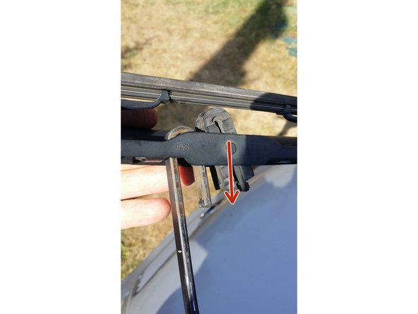 Glisser le balais sur le bras