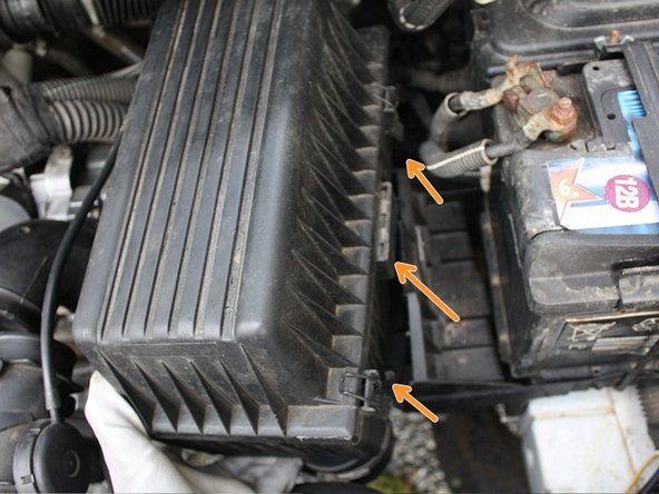 Lever la boite à air afin de l'extraire de ses ergots.