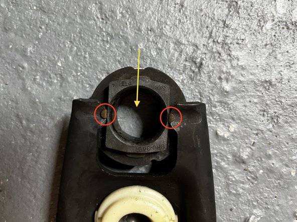 Insérer la butée d'embrayage neuve dans son logement sur la fourchette.