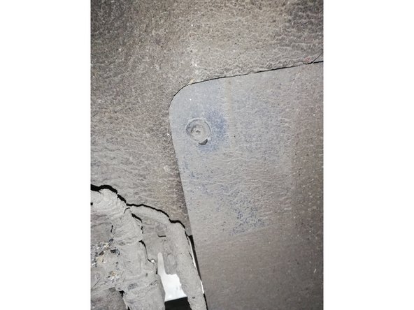 Retirer les 3 vis du cache plastique à l'aide d'une clé torx T25.