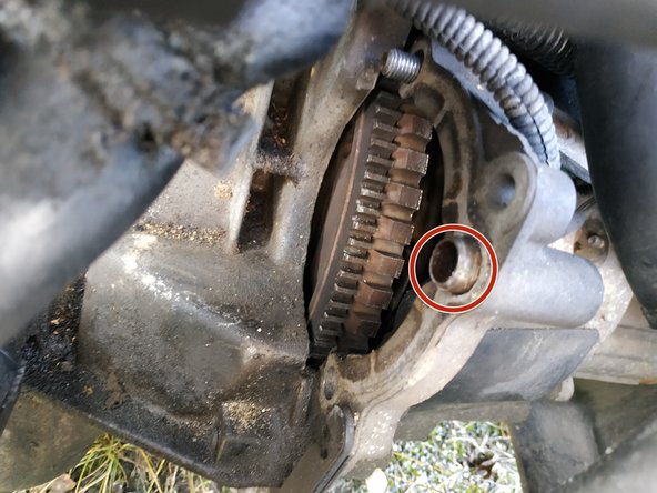 il y a un pion de centrage sur la boîte de vitesses