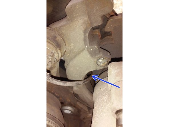 Attention à bien positionner le fil de témoin de plaquette de frein