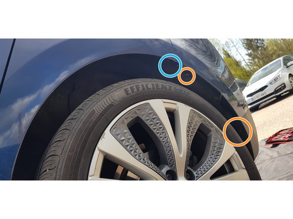 Retrait de 2 vis Torx 20 de la jupe.