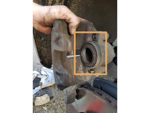 Vérifiez qu'il ne dépasse pas dans l'étrier car il pourrait gèné lorsque l'on va remettre les plaquettes de freins.