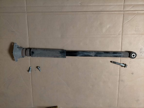 Sortir l'amortisseur du passage de roue.