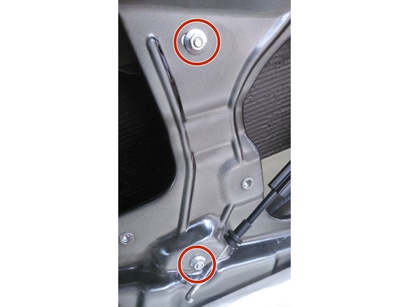 Serrez tous les écrous et procédez à un test de manoeuvre de la vitre en vous aidant de la poignée. Il n'est pas utile de mettre la goupille.