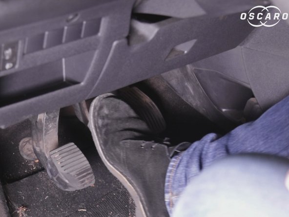 Enfoncer doucement la pédale de frein puis pomper jusqu'à ce que cette dernière devienne dure afin de rapprocher les plaquettes de frein sur le disque