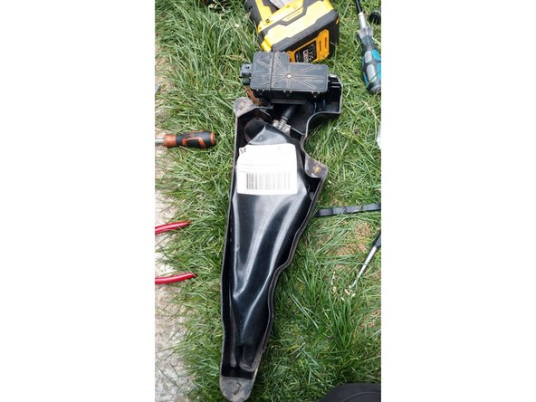 Tracer au feutre noir indélébile une ligne de part et d'autre rejoignant ainsi les deux repères de chaque coté du silent bloc afin de pouvoir parfaitement positionner ce dernier lors de son insertion. Enfin, graisser le corps du silent bloc.