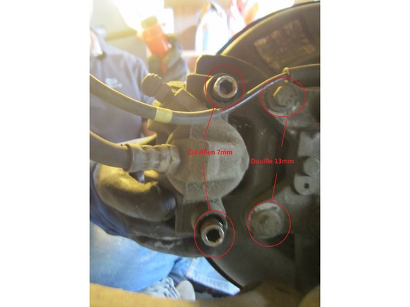 Repositionner la partie mobile de l'étrier sur la partie fixe, visser les coulisseaux à l'aide de la clé Allen 7mm puis, replacer le ressort de maintien