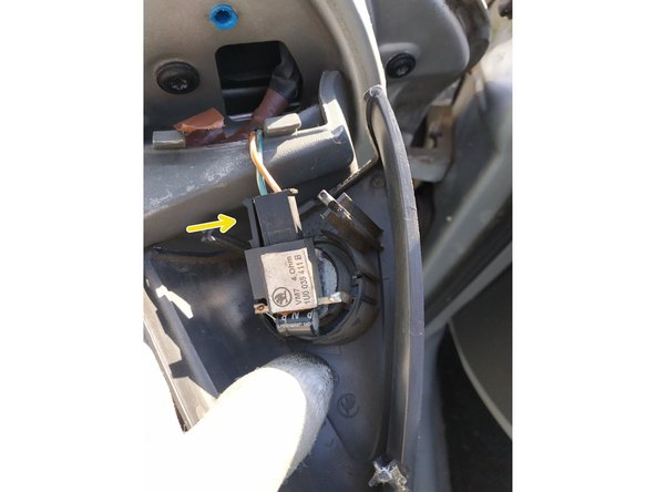 appuyer sur la languette de la fiche du haut-parleur