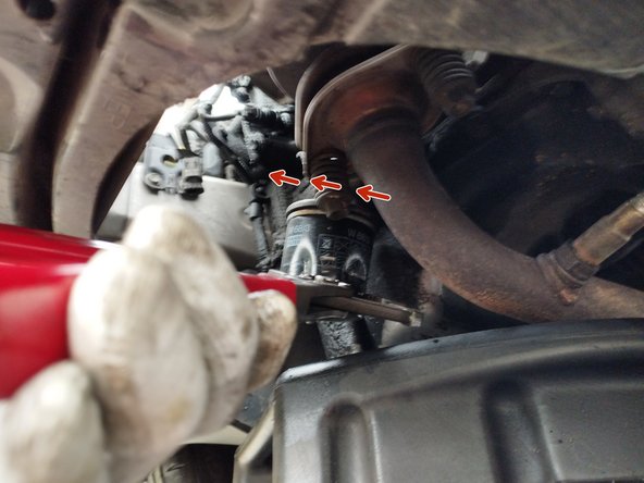 débloquer le filtre à huile à l'aide de la cloche adéquate et de la clé à cliquet