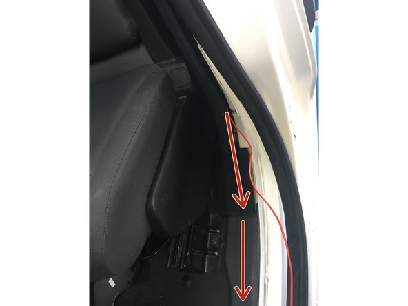 Faite passer le plus jusqu'au boitier fusible en passant derrière les garniture