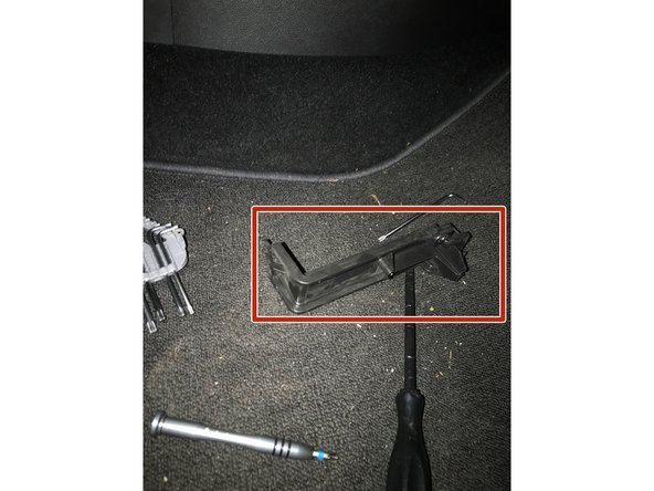 A l'aide d'une clé Torx T20, dévisser la vis entourée en jaune et retirer le cache