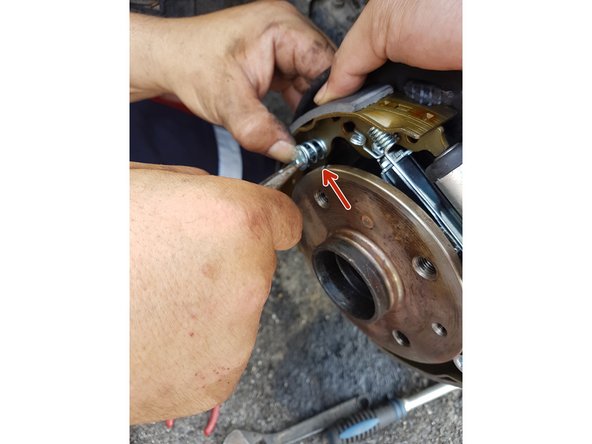 Fixez les garnitures au tambour avec les rivets et ressorts neufs, en compressant le ressort et en pivotant le rivet pour le bloquer.