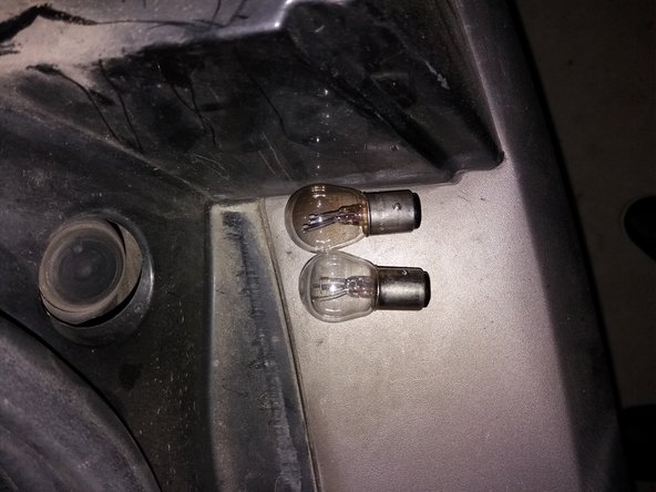 Comparer l'ampoule neuve (p21/5W) et l'ancienne ampoule puis remettre l'ampoule neuve dans son emplacement.