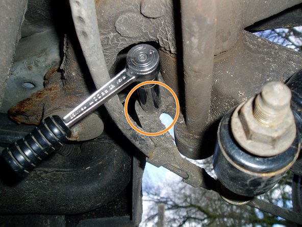 Retirer à l'aide d'une douille de diamètre 13 les pattes de maintien des gaines de câbles de frein à main.