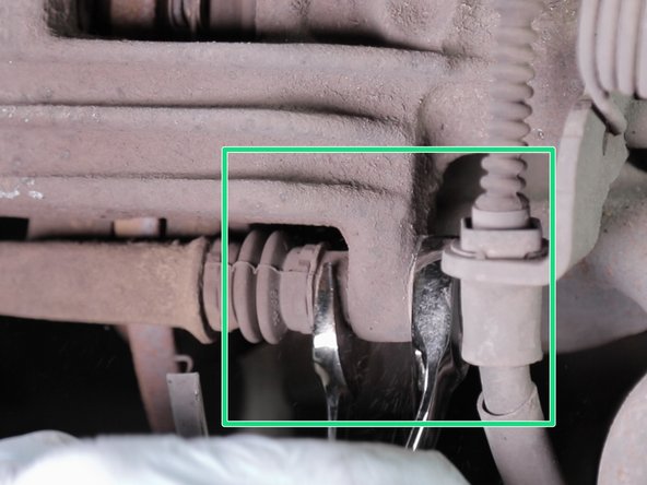 Débloquer les deux vis de l’étrier avec la clé de 13 et de 15