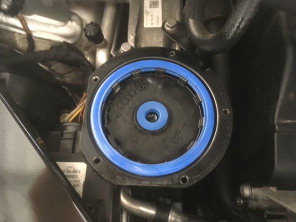 Une fois les vis retirer, ouvrir le filtre à carburant