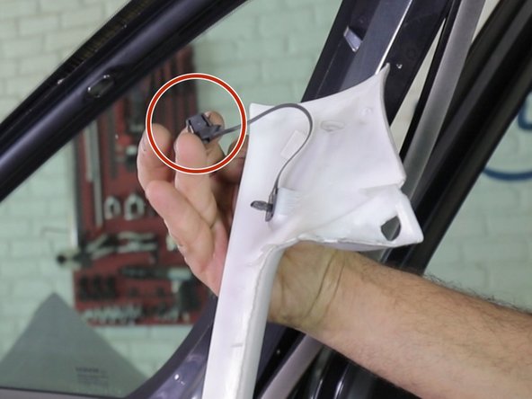 Replacer le prisonnier de la garniture dans son trou situé sur le montant