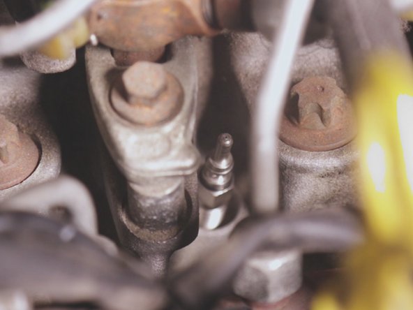 Repositionner delicatement la nouvelle bougie dans le puit