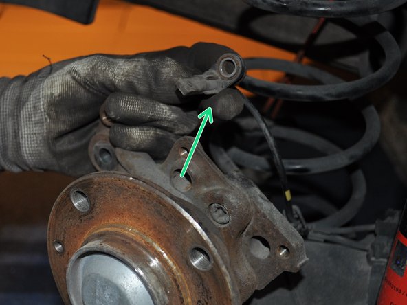 Le capteur d'ABS est fixé sur l'essieu par une vis de 13 mm.