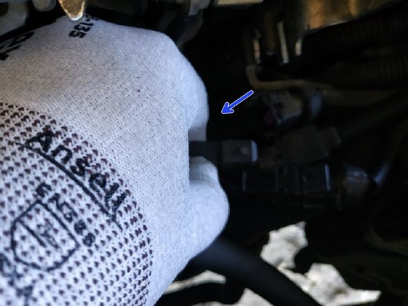 défaire l'agrafe métallique de la prise à l'aide d'un petit tournevis plat (ne pas perdre l'agrafe) et débrancher l'électrovanne