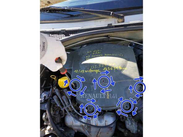 visser les 5 vis avec un tournevis cruciforme