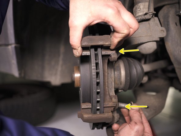 Revisser les deux boulons à la main