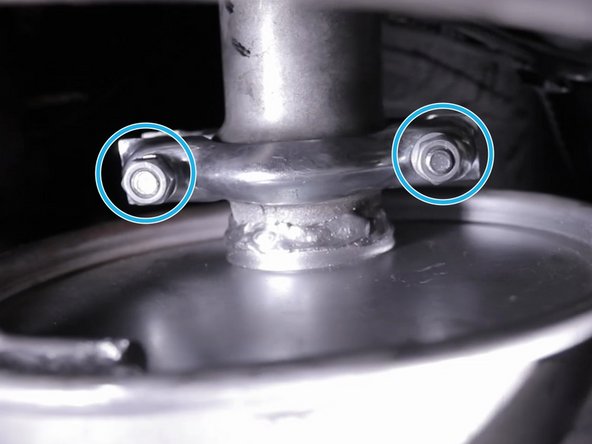 Placer le collier de jonction entre le tuyau et le silencieux puis serrer les 2 écrous tout en ajustant la position du silencieux