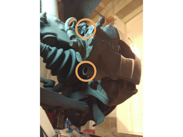 Enlever les caches en plastique avec un petit tournevis. Il y en a deux derrière l'étrier (un en haut et un en bas).